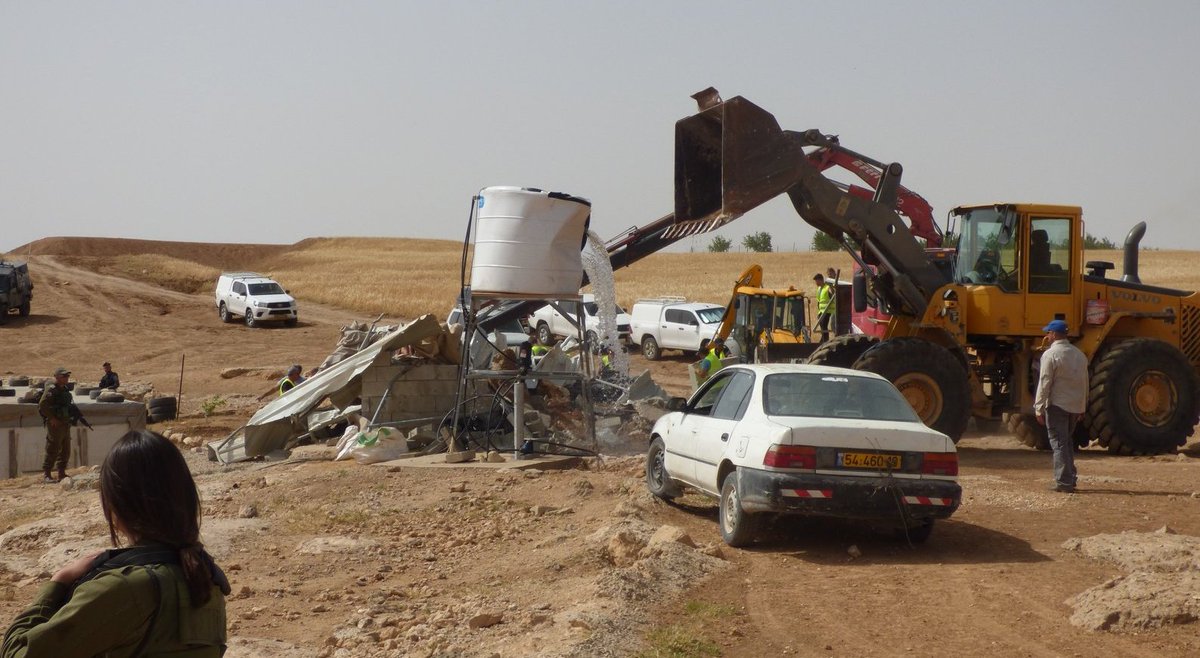 InsiemeATuwani's tweet photo. "Tutto quello che posso fare é filmare, e mi si spezza il cuore"
L'attivista nonviolento di At-Tuwani Basil Adara racconta la vita nelle Colline a sud di Hebron, in #Area_C, sotto continuo rischio di #demolizione.
Leggi ➡️https://t.co/0kkOwgAHLv https://t.co/Oy4EpEb3mX