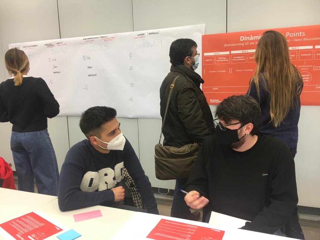 Avui taller de co-creació del consorci del projecte #Zinkcat. L'objectiu és constuir les bases per co-crear una metodologia #innovadora que permeti #dissenyar campanyes de #comunicació connectades i que interactuïn amb l'usuari. 
🔗bit.ly/2P5qao8
w/ <a href="/accio_cat/">ACCIÓ</a> 
📍<a href="/dhub/">Dave Hubbard</a>