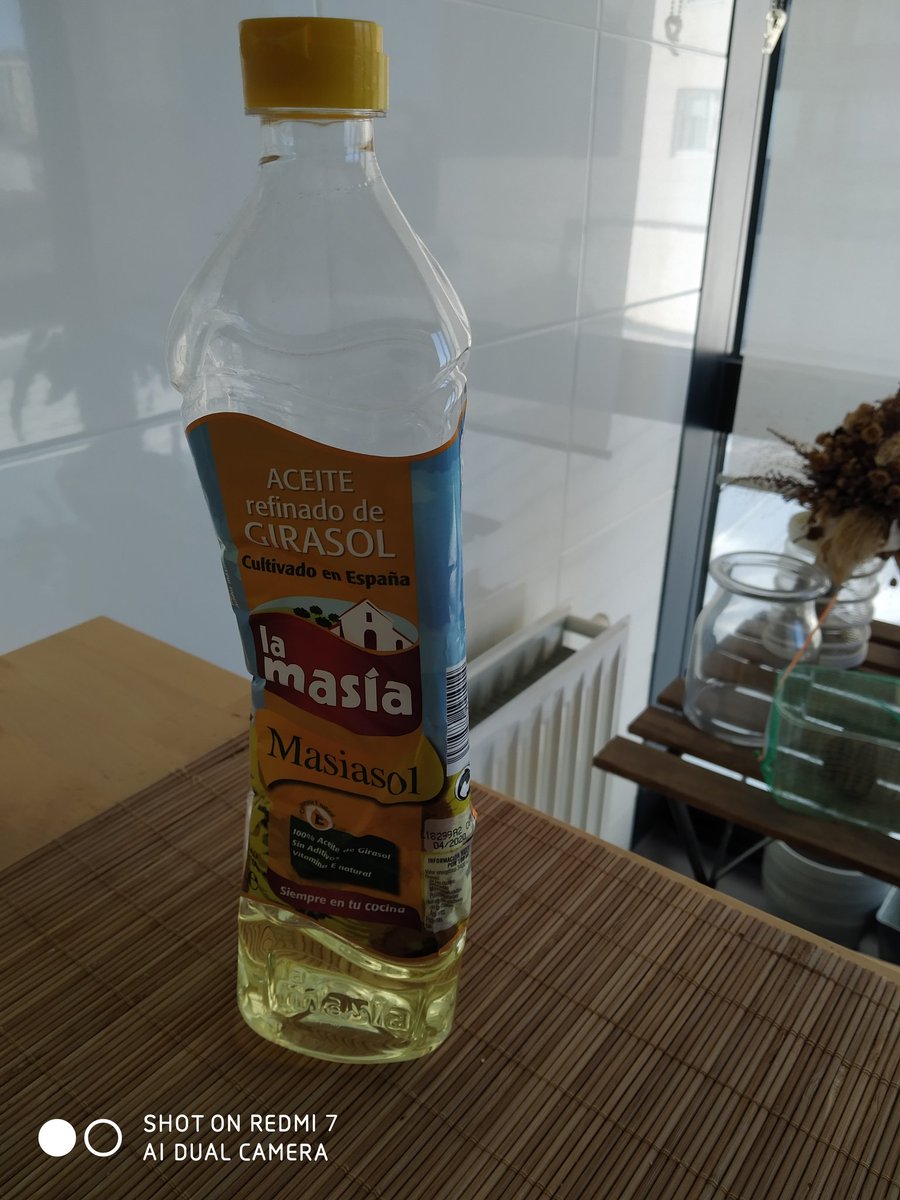 Preparando un costillar al horno me he dado cuenta de que no tengo aceite. He encontrado esta reserva del 2020 de girasol ( soy más de oliva). No sabía que el aceite caducara. Esperemos que sea como el buen vino porque hoy comeremos churrasco con un chorro de Masía 2020. 😋