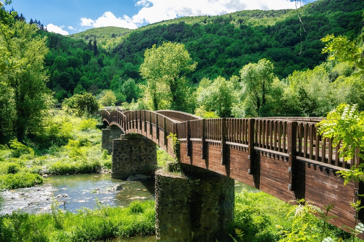 lopedetoledo's tweet photo. Hoy, en #JuevesDeArquitectura, un curioso pueblo asentado sobre un acantilado de solo 1 km² de superficie: 'Castellfullit de la Roca'. (Gerona, España) https://t.co/IjUPMAc52B