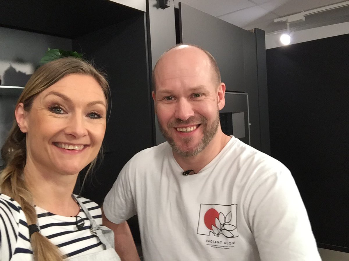 Tänään olisi oiva tilaisuus opetella tekemään kotikeittiössä #macaron:eja! Teresa Välimäki pääsee Teemu Auran oppiin illan #Taikinaterapiaa-jaksossa.

#taikinaterapiaateresankanssa #leivonta #ruoka <a href="/AlfaTVSuomi/">AlfaTV</a> #patisserierteemuaura #teemuaura