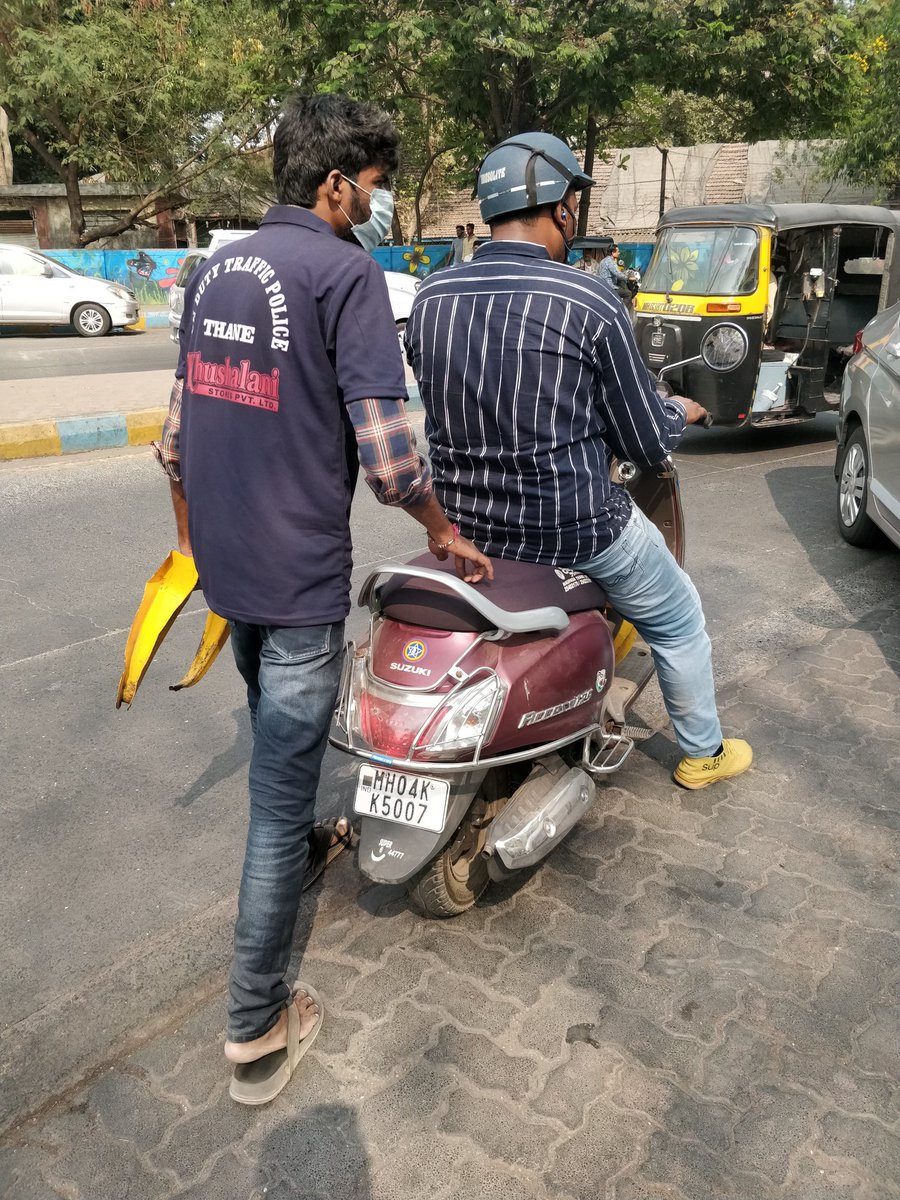 Who has given them permission to put jammer on the car? <a href="/ThaneCityPolice/">ठाणे पोलीस.. Thane Police</a>
There is also police sticker on the bike.