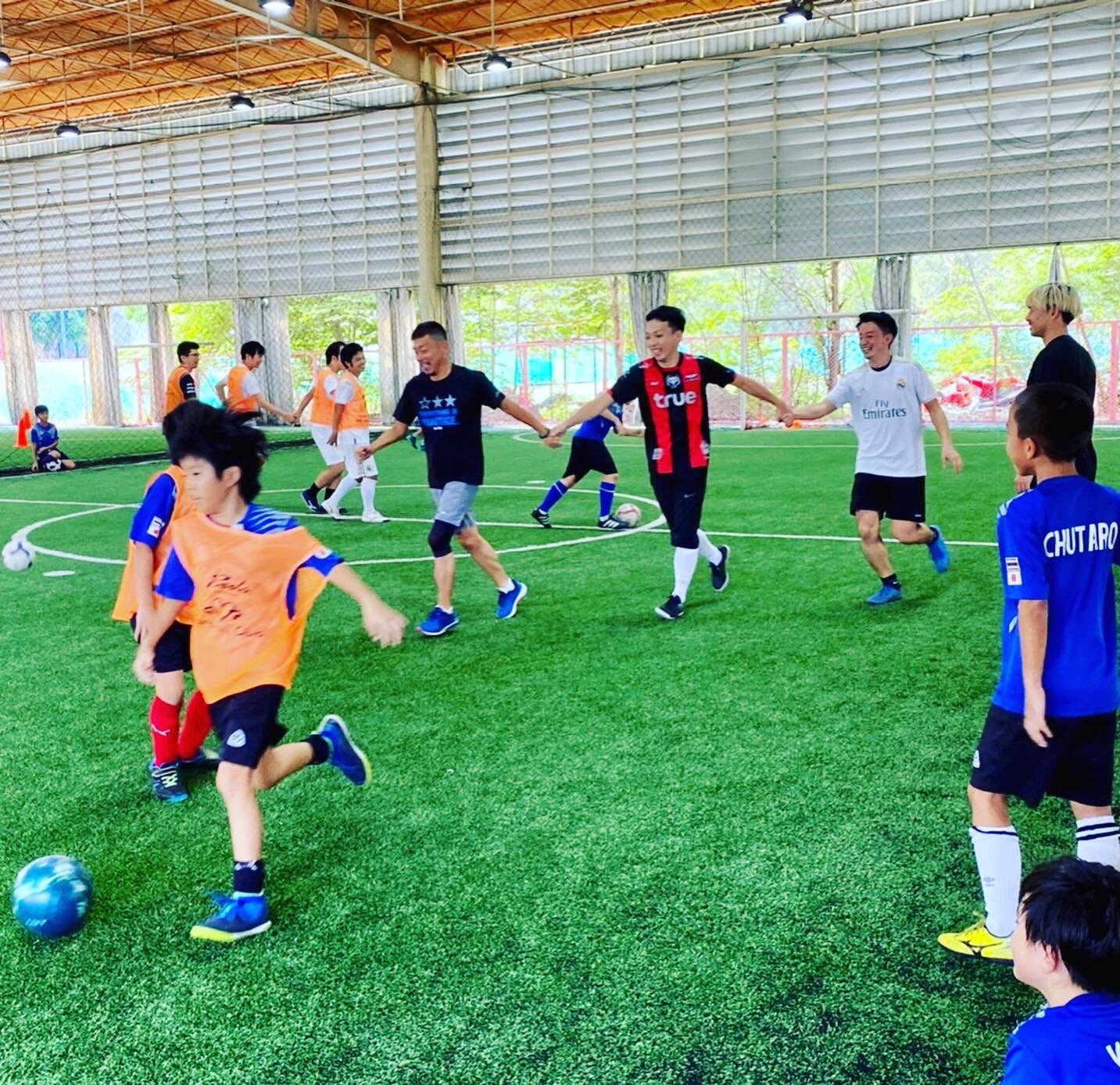 Takeshi Miki 海外プロサッカー選手 拡散希望 バンコクで One Day クリニック を行います 日時は 3月日 土 と21日 日 場所は プロンポン駅近くにありますnoahフットサルコートになります 対象は 幼稚園児と小 中学生になります 詳細
