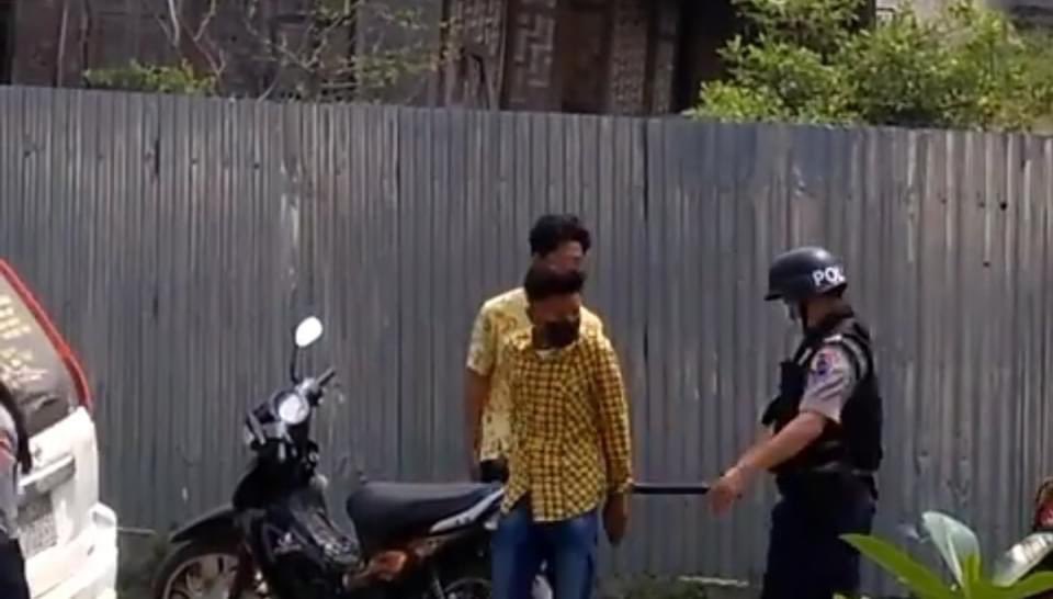Hopin, Mohnyin, Kachin State:

• Terrorist (#Myanmar security force) beating two youth, not protesters, without any reason 

#WhatsHappeninglnMyanmar #MilkTeaAlliance #Mar18Coup
