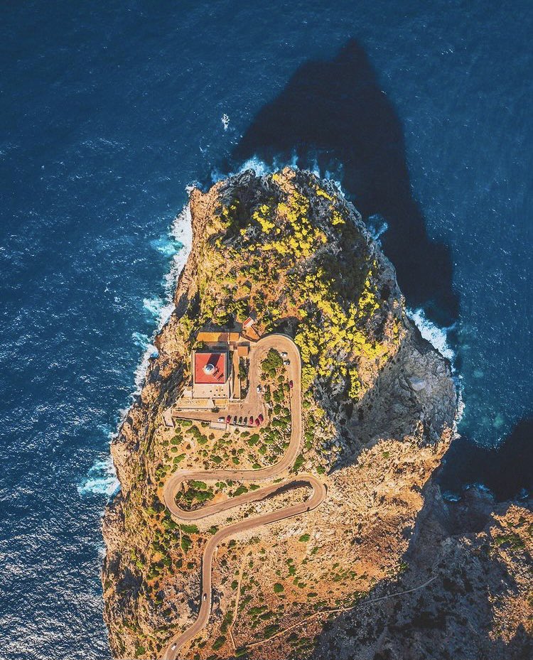 〰️ Noves perspectives 〰️ Far de Formentor (Mallorca, 1863).

📷 @dimi.weber thank you for sharing this picture with us! It’s absolutely amazing, congratulations! ✨ #FarsdeBalears #Passiópelsfars