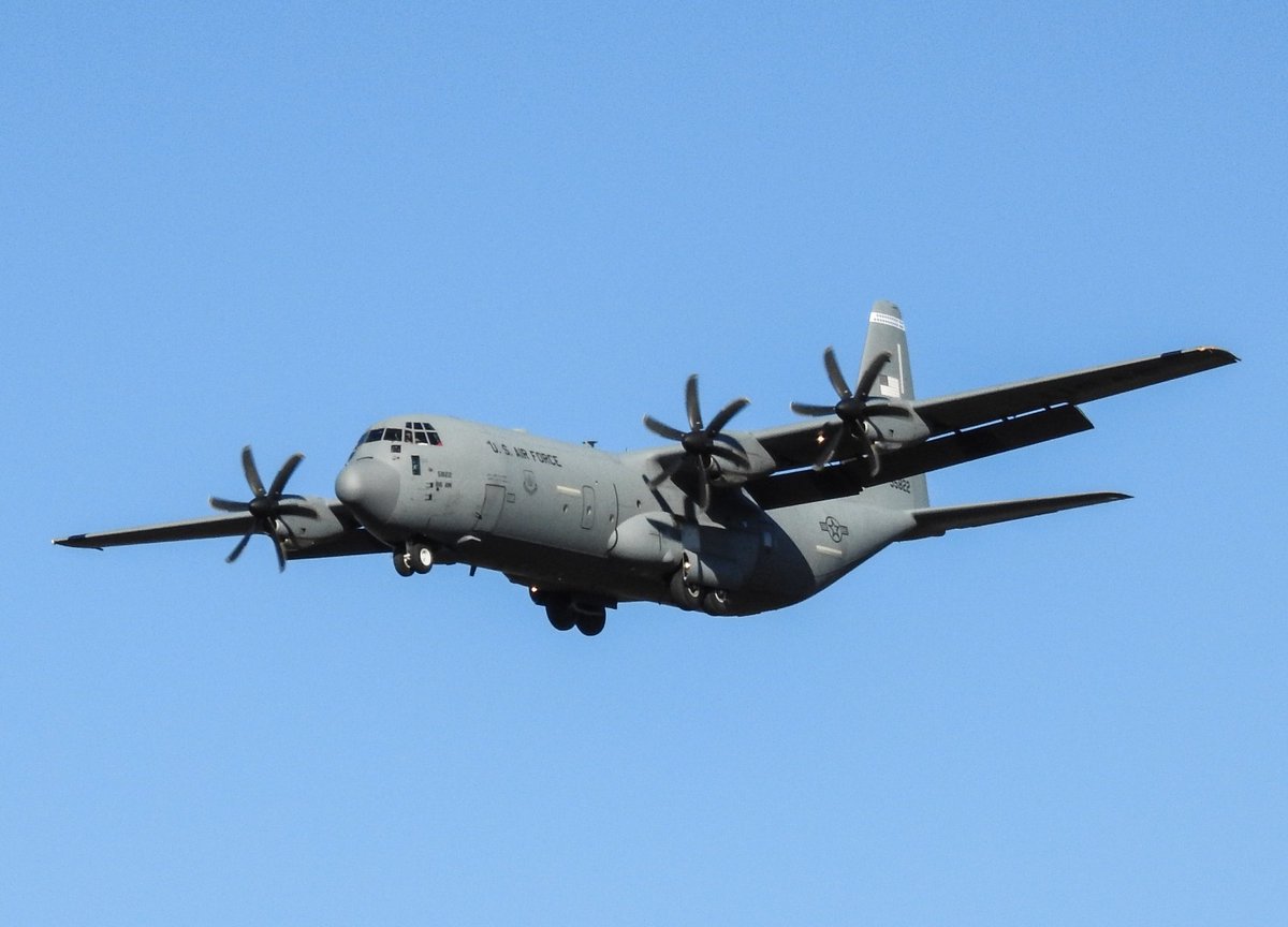 I love living next to #krk airport! A lot of beauties to spot here.

Running to a good spotting point is always a nice training. 😅

#lockheedc130 #hercules #epkk
#aviation #AirForce