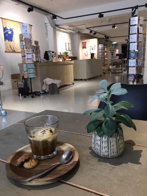 Zinbookstore's tweet photo. We zijn er weer. Heerlijke coffee-to-go.
Kom je weer buurten in onze winkel? https://t.co/Q3AmdvFKZj