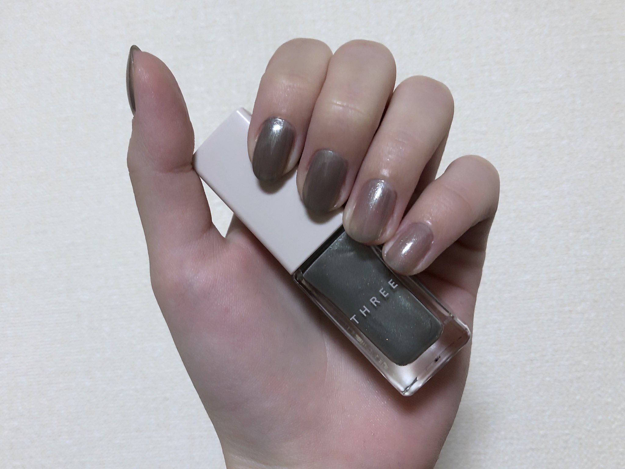 Twitter 上的 うぱ Three ネイルポリッシュ X46 Inner Bloom グレーぽい見た目だけど塗ると青緑になる いい意味 で1番裏切られた色 繊細な多色ラメが本当に綺麗 早く太陽光で撮りたい 人差し指 中指が二度塗り 薬指 小指が一度塗り 3色も買っちゃったけど大