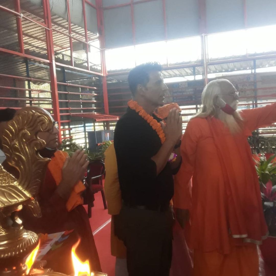 KumarGouravSi13's tweet photo. आज श्री अयोध्या जी में फ़िल्म  "रामसेतु" के शुभारंभ पर भगवान श्री राम का आशीर्वाद प्राप्त हुआ ।

जय श्री राम !
@akshayKumar 
@Asli_Jacqueline
 EntertainmentiLyca ProductionscAmazon Prime Video Shikhaarif SharmaSharma

#AbhishekSharma https://t.co/6iVB4IXI3e