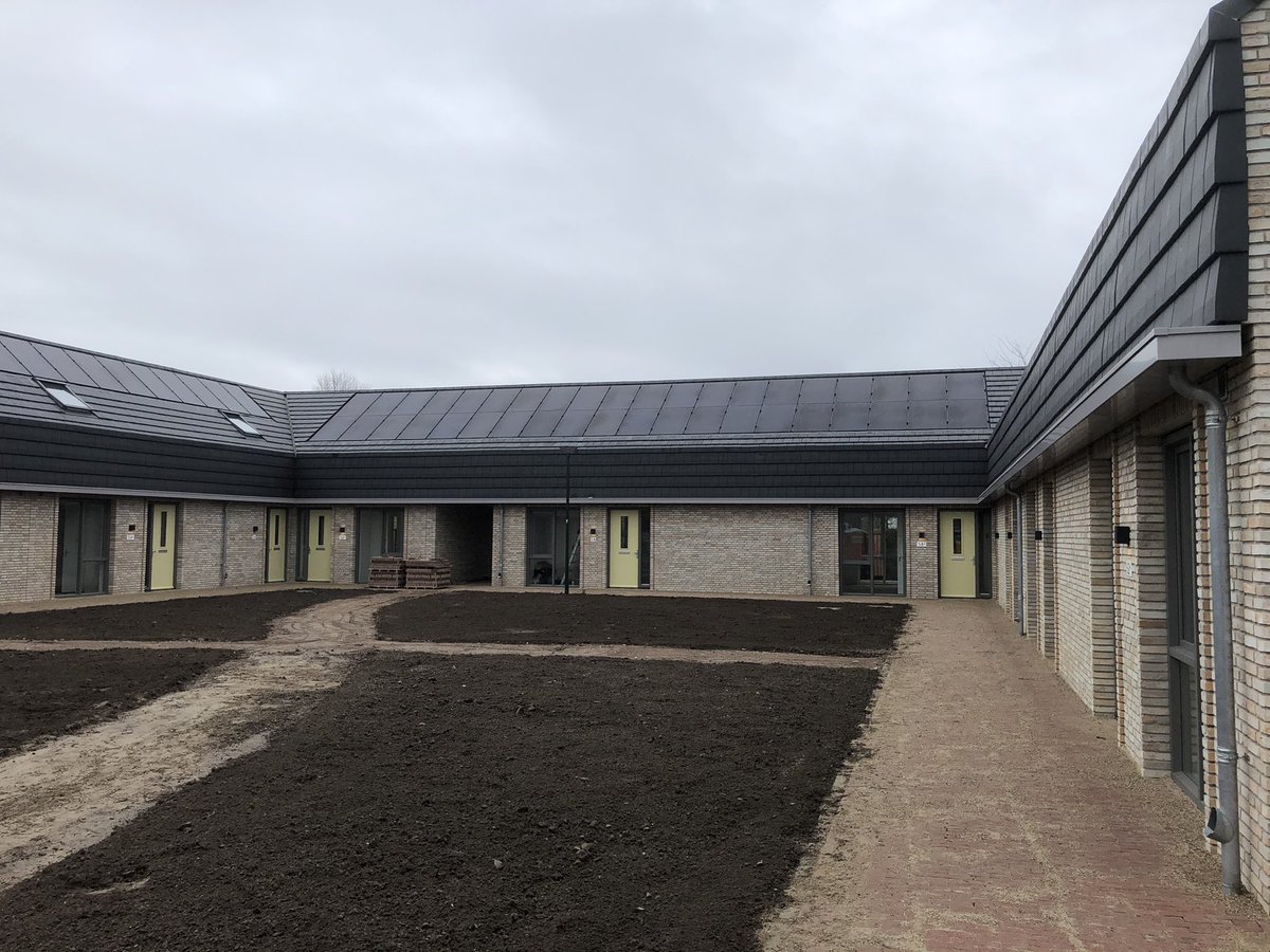 Vandaag eerste 12 woningen van in totaal 69 woningen en appartementen in Gemert-Bakel opgeleverd aan een zeer tevreden opdrachtgever. Vanmiddag mogen de huurders een kijkje komen nemen.  Trots op het bouwteam en de samenwerking. <a href="/goedwonengemert/">Goed Wonen Gemert</a> <a href="/BouwmijJanssen/">Bouwmij Janssen</a>
