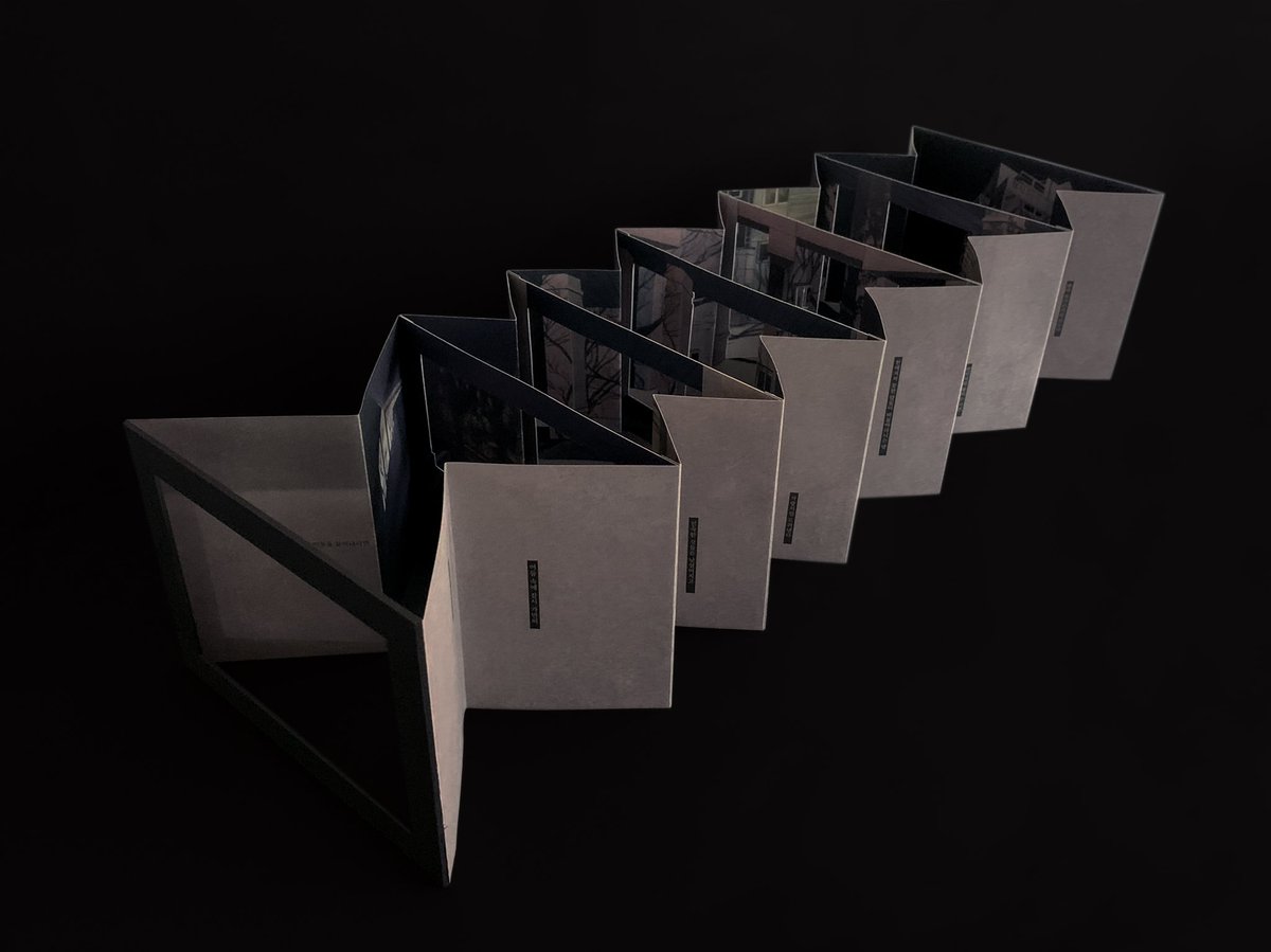 bplatform1's tweet image. 『밤산책 / Night Walks』 은 불안과 어둠이 엄습해 오는 순간 나의 내면에 평안을 구하고 조용히 마음을 돌보기 위해 했던 밤 산책의 정서를 글과 그림으로 담은 아티스트 북입니다.
-
LEAF 신청서
naver.me/FFvn9MfP
#밤산책 #백은영 #LEAF #비플랫폼 #BPLATFORM #아티스트북 #크라우드펀딩