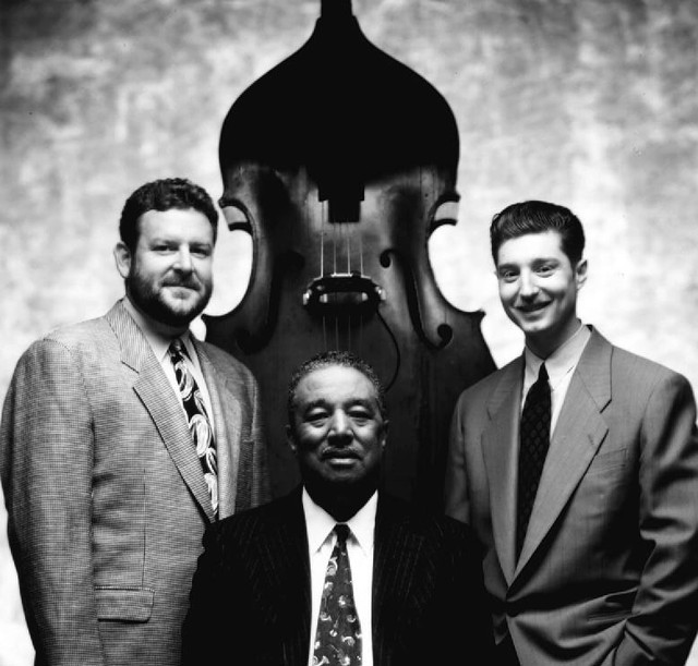 bastardo42's tweet photo. Alle 13 su https://t.co/x4BRwv7Cdc nel #GeezCorner
#RayBrownTrio 
Contrabbassista ricordato per la sua potente sonorità e per la capacità di adattarsi a circostanze diverse grazie alla sua grande familiarità con il linguaggio del bebop

@mariale47010626 @SoMisty3 @GianniniRoberto https://t.co/OS1PpjYm6L
