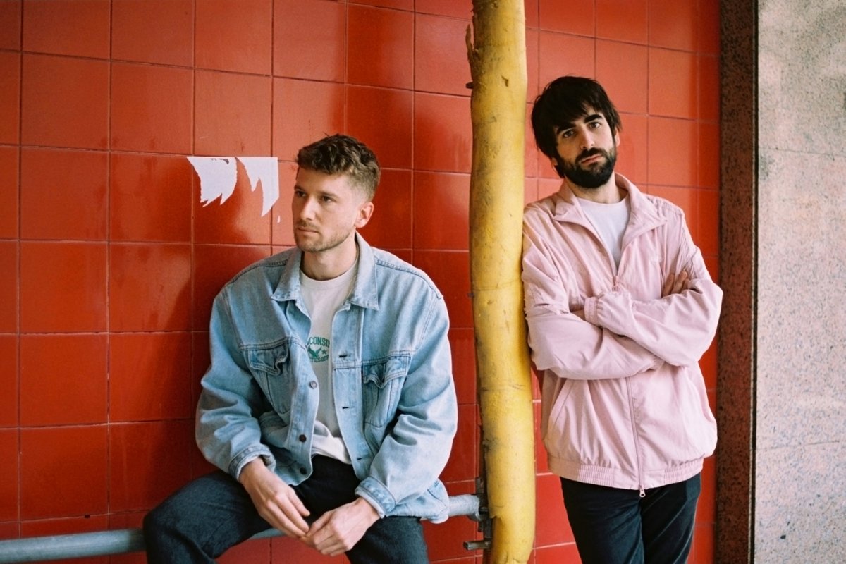 b1n0 se alían con Joan Pons de <a href="/petitdecaleril/">elpetitdecaleril</a> para crear "DAUS", una canción que apela a la sinestesia y que puedes escuchar ahora en <a href="/Siglo21_Radio3/">Siglo21</a>