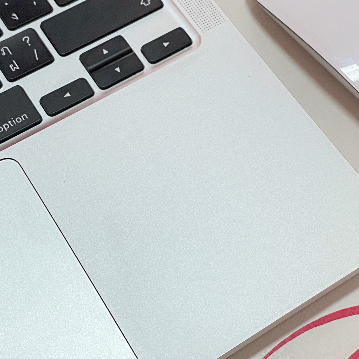 ไอเทมที่นักติดสติกเกอร์ต้องมี! ที่ควรซื้อนานแล้วววว ‘สเปรย์ลบคราบกาว’  แค่ฉีด เอานิ้วถู แล้วผ้าเช็ด วิ้งเลย✨ (ถ้าเป็นmacแบบเราค่อยๆฉีด ระวังเข้าเครื่อง) ปังมากกกกกกก ไม่กลัวคราบกาวแล้ว🥳