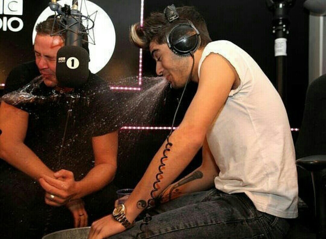 ZELlGHTFUL's tweet photo. ‘he makes better music than me yeah im a n iall fan’ LMAOOOOOO delulu ot5’s will fall for this https://t.co/89A3fNalAt
