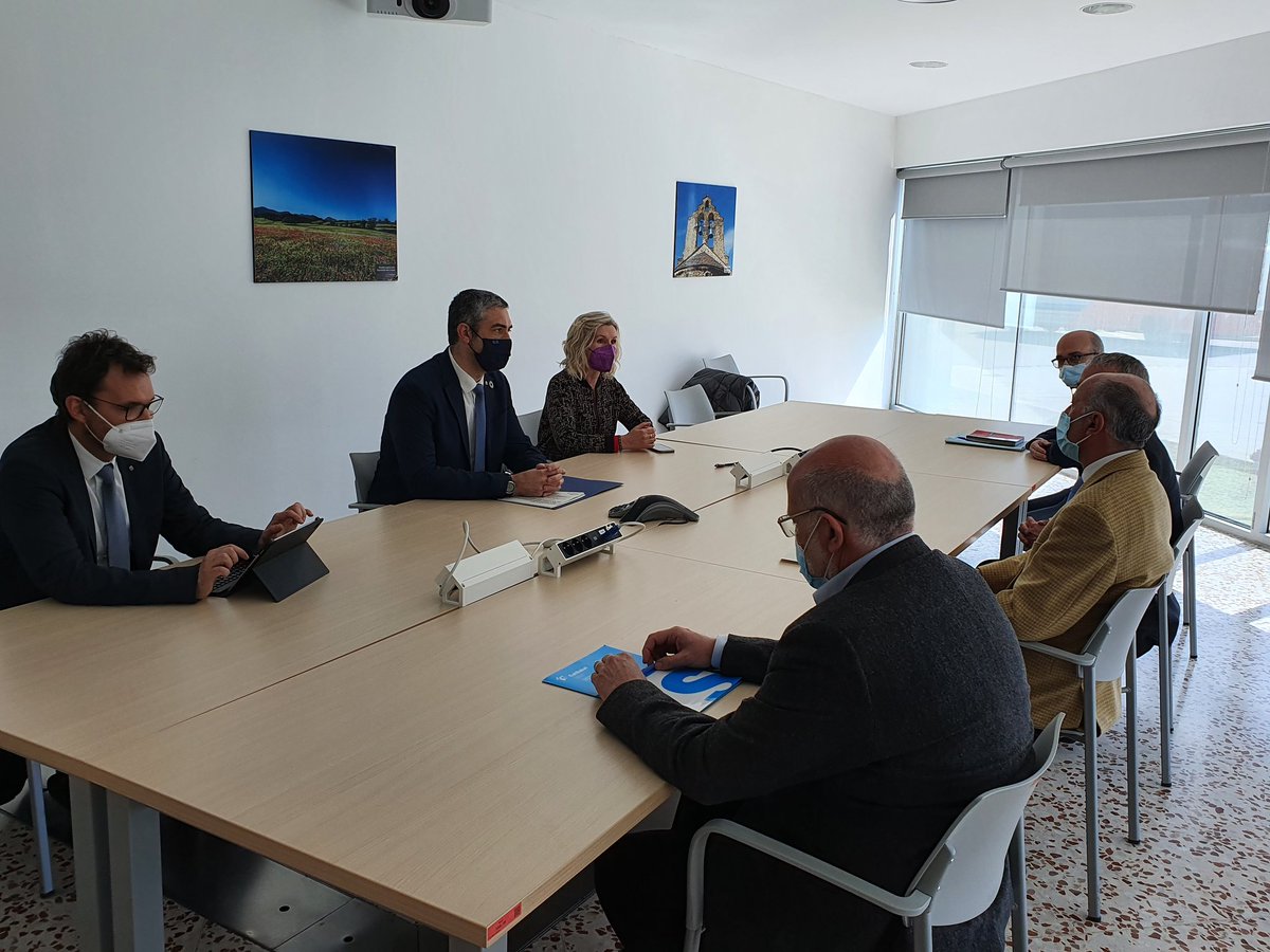 govpirineuiaran's tweet image. Visita i reunió de treball a l'Hospital de Cerdanya @HospiCerdanya , primer centre de Salut #transfronterer d'#Europa, del conseller @bernatsole @exteriorscat i la delegada @RosaAmorosC @altpirineuaran amb l'equip de direcció