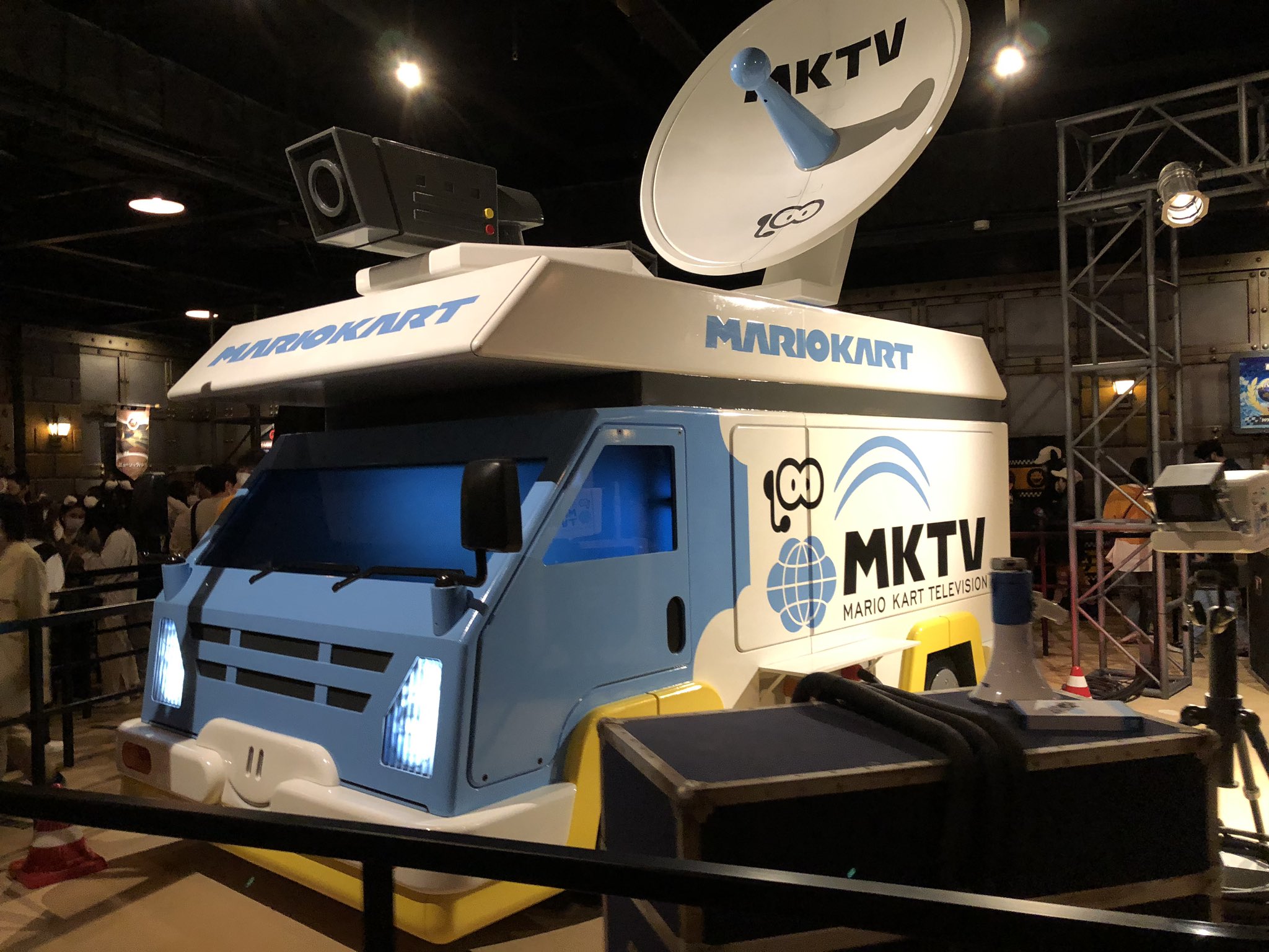 ブンジ マリオカート クッパの挑戦状の待ち列にはmktv マリオカートtv の中継車があるんだけどこれは元々マリオカート8の動画投稿機能にすぎなかったものだが立体化することで 自分達は今からレースに参加するんだ というバックグラウンドストーリーの ブンジ マリオカート クッパの挑戦状の待ち列にはmktv マリオカートtv の中継車があるんだけどこれは元々マリオカート8の動画投稿機能にすぎなかったものだが立体化することで 自分達は今からレースに参加するんだ というバックグラウンドストーリーの