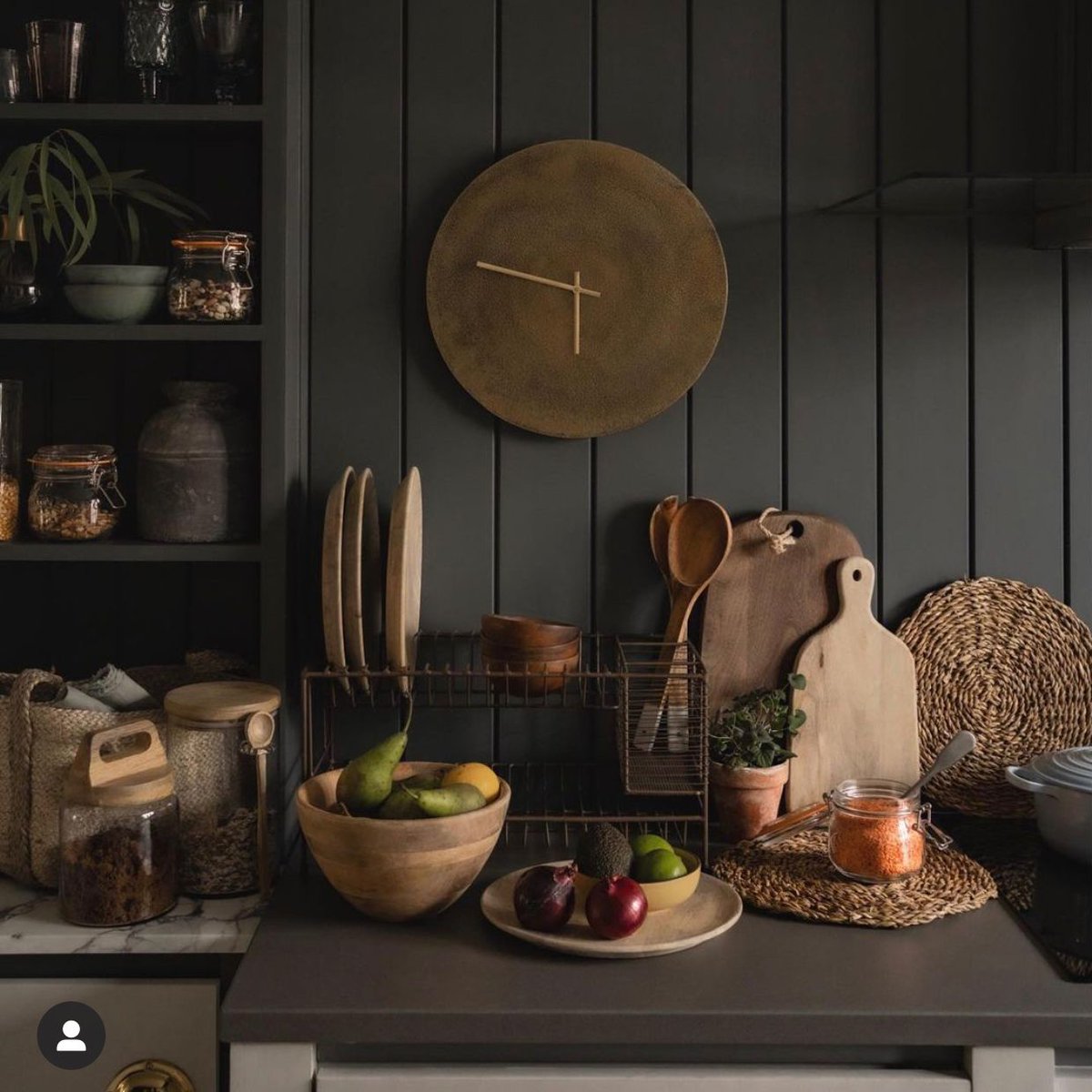 This #kitchen is everything! The #tones and #textures are heavenly. The majority of people won’t dare to paint their kitchen #dark. Would you? 
#homedecor #housedecor #homeonspiration #interiordesign #interiordesignuk  #ukhome #luxuryinteriors #interiorstyling #interiordecor