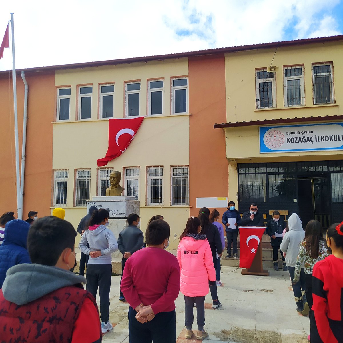 KozagacR's tweet photo. Milletimiz, mukaddes vatanımızın korunması için canlarını veren şehitlerini ve gazilerini hiçbir zaman unutmayacak, onların bıraktıkları kutsal mirasa, vatanımıza ve bayrağımıza onurla sahip çıkacaktır. https://t.co/f0oq7PbF4i