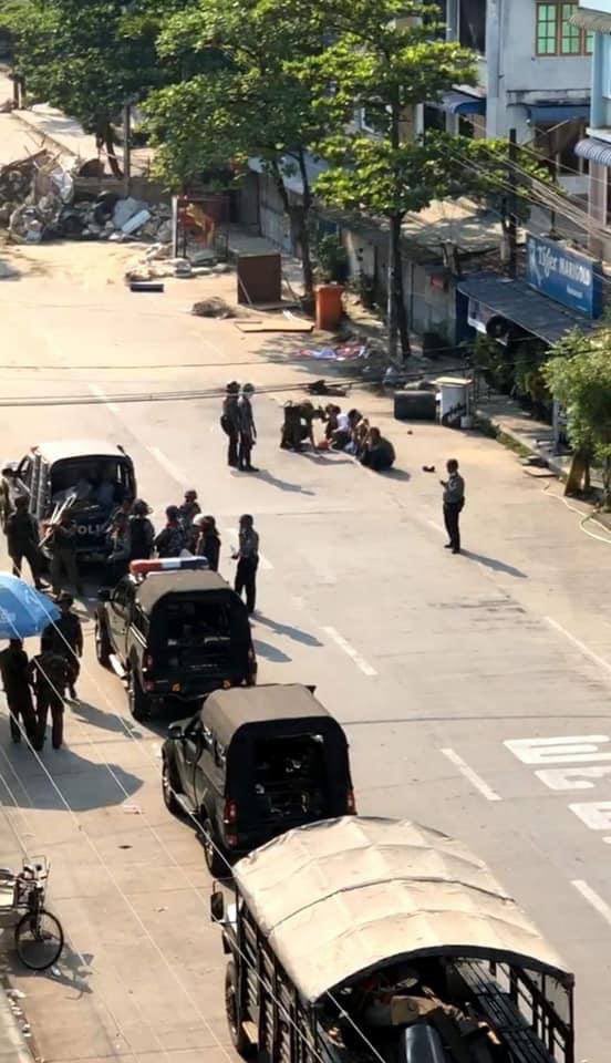 Laythetaw's tweet photo. Military junta group detained passers-by &amp; vendors, forced them to put their hands on their heads and sit as punishment. All grocery items were confiscated. Happened in Hlaing, Yangon.
INTERNET BLACKOUT
#WhatsHappeningInMyanmar
#Mar18Coup https://t.co/wdv1kuXQuq
