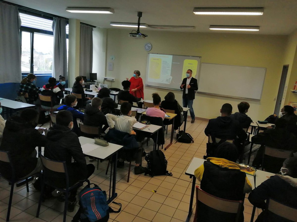 Dans le cadre du dispositif « cité éducative », intervention ce matin 18/3 au collège Marguerite de Valois d’Angoulème en duo avec <a href="/sevgesselle/">Séverine Gesselle</a>. 3 ateliers pour présenter les métiers du #numerique aux jeunes de la 4ème