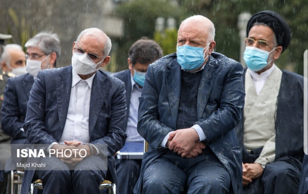 shahabam's tweet photo. اتفاقی دانستن نشست هیئت دولت زیر باران و انتشار این تصاویر در آستانه سفره‌های خالی شب عید خیلی ساده‌لوحانه‌ست
به جرات می‌توان روحانی را امنیتی‌ترین رئیس جمهور تاریخ ج.ا دانست
او وزرا و کابینه خود را زیر باران به صف کرد تا به مردم القا کند که مسئولان چقدر مظلوم و پای کار هستند! https://t.co/qL3zxs2fGL