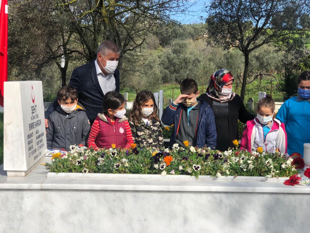 KAPUKARGIN ILK/ORTAOKULU OLARAK ŞEHİDİMİZ HV.SVN.ÜTGM EMRE KARGIN'I MEZARI BAŞINDA İLÇE MİLLİ EĞİTİM MÜDÜRÜMÜZ VE SEHİDİMİZİN AİLESİ İLE ZİYARET ETTİK VE  DUALARIMIZI YAPTIK.