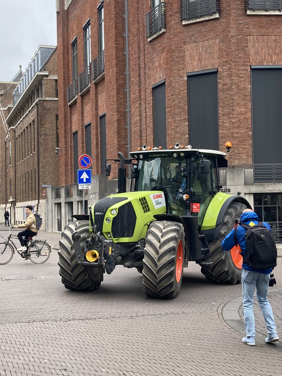 BoerBurgerBeweging komt op trekker/tractor aan in Den Haag