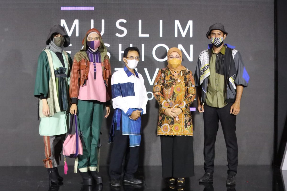 KemnakerRI's tweet photo. Menaker Ibu @idafauziyah didampingi kepala @BBPLK_SEMARANG, Edi Susanto, menghadiri pameran Muslim Fashion Festival (MUFFEST) 2021 dengan tema “Recovering Industry with Slow Fashion”, di Jakarta, Kamis, (18/3). https://t.co/u36CsyHvhE