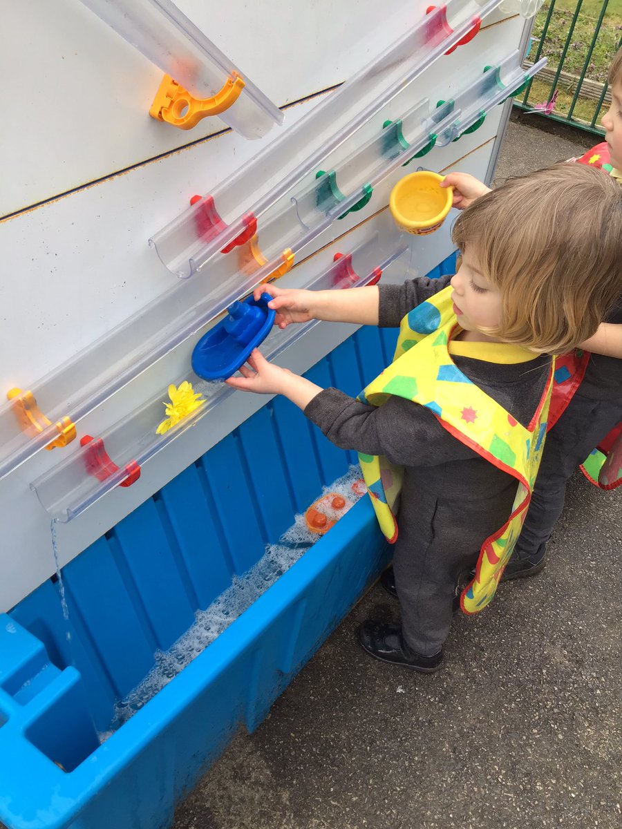 Today’s challenge was to get the flower into the water without touching it! Super team work and great problem solving, Nursery! <a href="/Moti_Lab/">Moti-Lab</a> #TSPScience #thinking #enjoy 💙💫💦