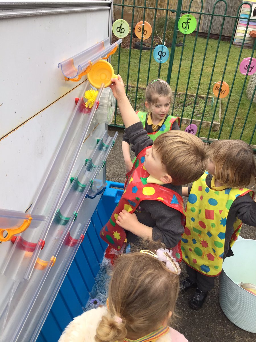 Nursery1TSP's tweet image. Today’s challenge was to get the flower into the water without touching it! Super team work and great problem solving, Nursery! @Moti_Lab #TSPScience #thinking #enjoy 💙💫💦