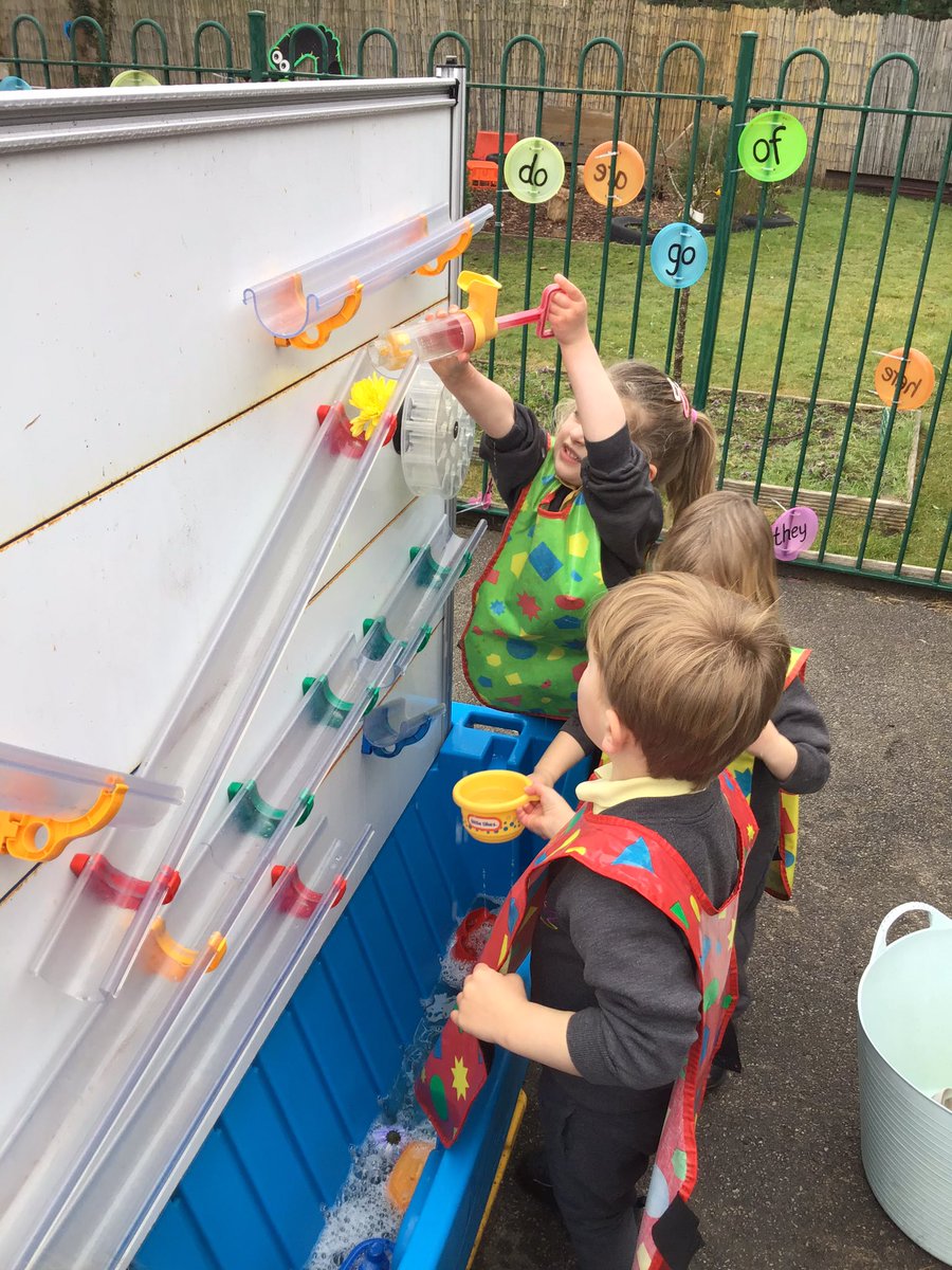Nursery1TSP's tweet image. Today’s challenge was to get the flower into the water without touching it! Super team work and great problem solving, Nursery! @Moti_Lab #TSPScience #thinking #enjoy 💙💫💦