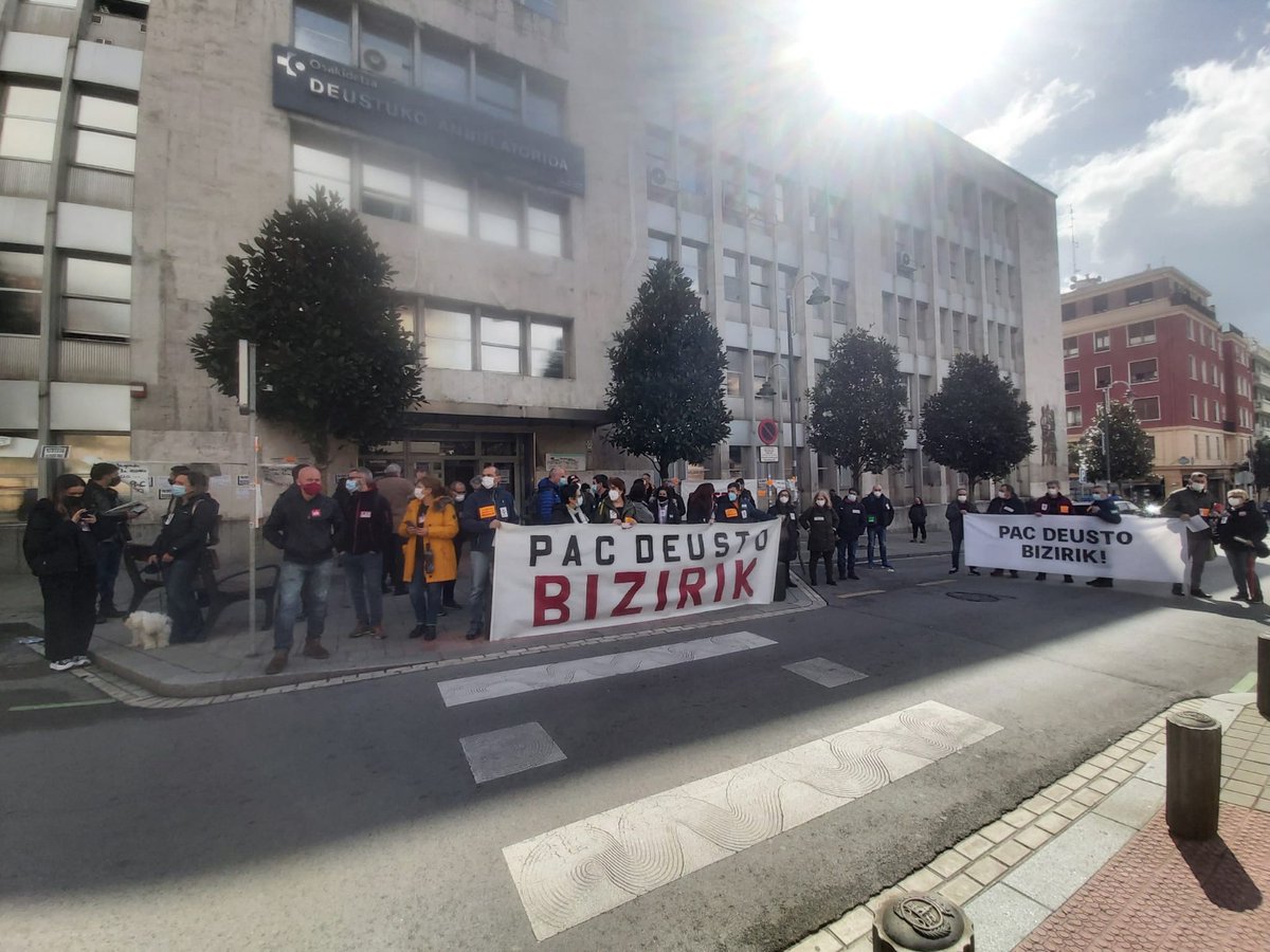 Es curioso,<a href="/osakidetzaEJGV/">Osakidetza</a> ha dictado servicios mínimos del 100 a la huelga de hoy cuando desde febrero ha recortado el servicio del PAC a la mitad. En qué quedamos?