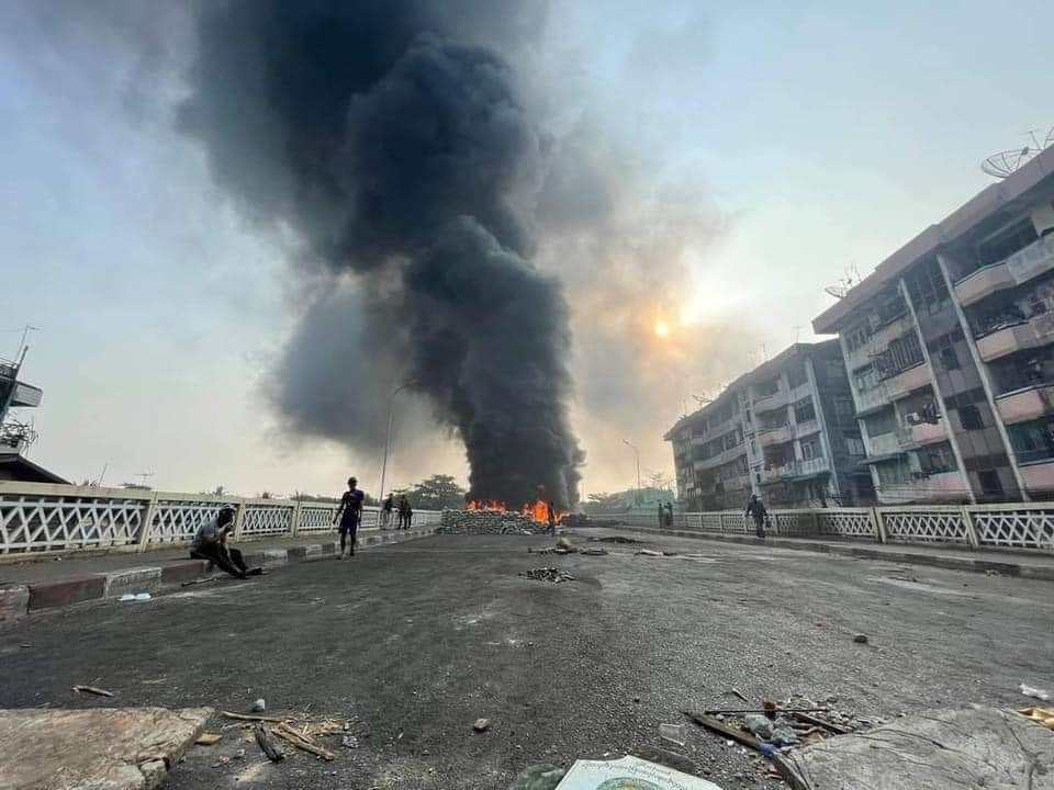 Current situation of Thamine!!!(8AM)
The Military terrorist setted the fire again on the barricades, ramdomly shoot to the unarmed civilians and arrested a youth!!!

INTERNET BLACKOUT
#WhatsHappeningInMyanmar
#Mar18Coup