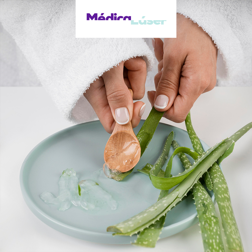 Tras una sesión de láser es completamente normal que aparezcan leves enrojecimientos. Estos irán desapareciendo en poco tiempo, pero nosotros aconsejamos la aplicación de aloe vera en la piel para ayudar a recuperar la hidratación. 😉