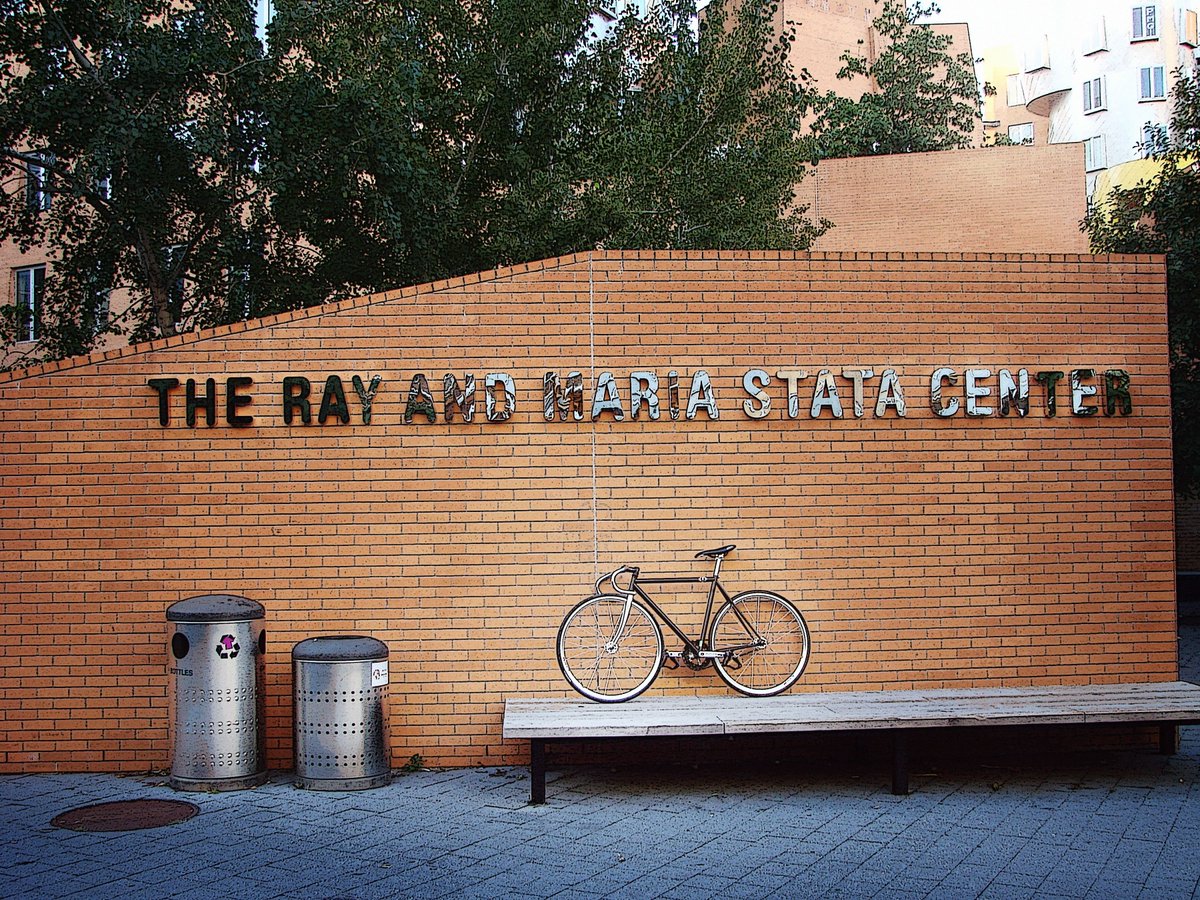 paulsportrait's tweet photo. My #bike at #StataCenter @MIT in #CambMA https://t.co/J6CZpcQw4F