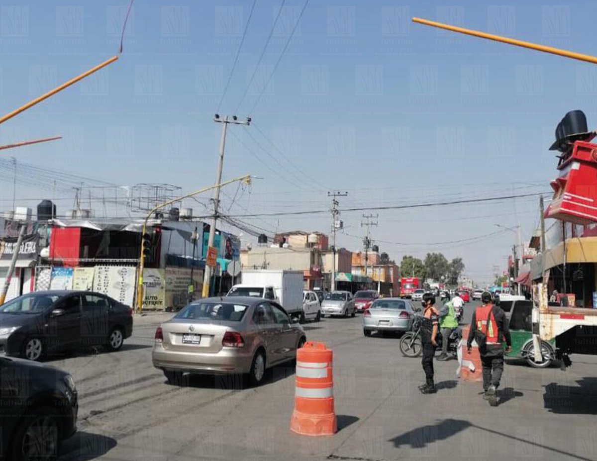 25_27Tultitlan's tweet photo. Estamos transformando Tultitlán, ahora le toca el turno a la reparación del semáforo en el cruce entre Eje 3 y Eje 8. Seguimos trabajando en las mejoras viales para las y los tultitlenses, así como para quienes nos visitan y pasan por el mismo.
#GobiernoDelBienestar https://t.co/Aa02MumdgM