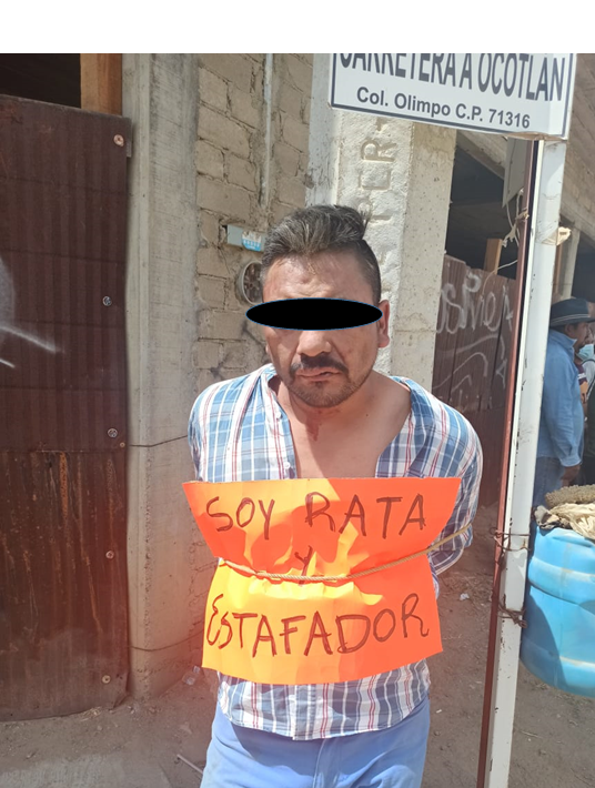 CentralQNoticia's tweet photo. 🔴 #Exhiben vecinos de #Ocotlán #Oaxaca a un presunto delincuente y estafador, lo amarraron a un poste en el #Motel Marilyn de dicha comunidad y amagan con #lincharlo. https://t.co/6S4Gt13Spt