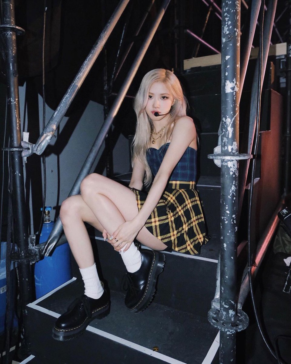 deepbleurose's tweet photo. I'm honestly amazed by the effort everyone in my team put for today's stage.. Not only the performance was done well but have you seen the stage props? 🥺 It was all beautiful. I hope the fans like them as much as I do. I'll see you again tomorrow, yeah? ❤ https://t.co/AZb1gkCGLI