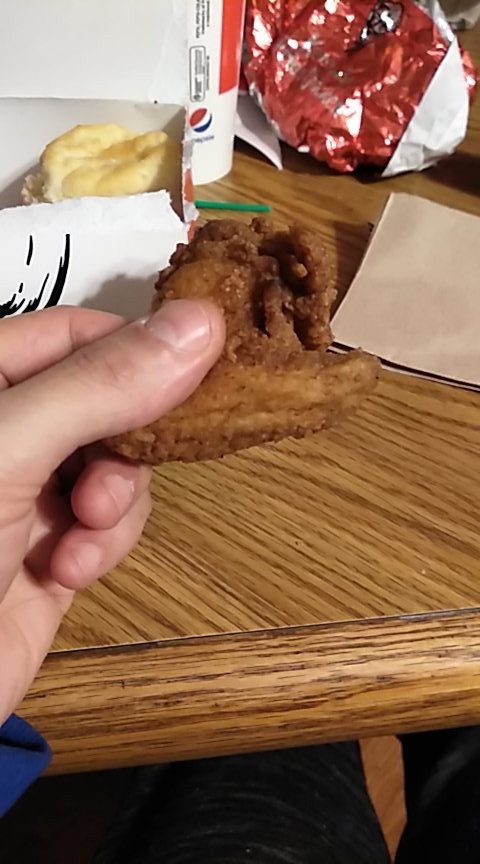 willzdolo's tweet photo. @kfc  ok so I'm fucking sick of y'all. Terrible service, they never give me my damn sauces no honey for biscuits. And this is the chicken y'all serve to your customers???  Wtf is this👊🤯🤬🤬 https://t.co/WoppFNXwS0