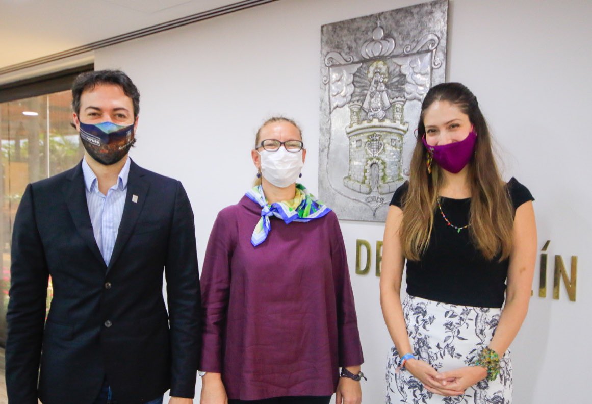 Reunidos con la Embajadora de Suecia en Colombia @HelenaSuecia hablando de economía circular. Este país utiliza el 99,7% de su basura para producir energía e incluso importa 3 millones de toneladas. ¿Podemos hacer lo mismo en Colombia?