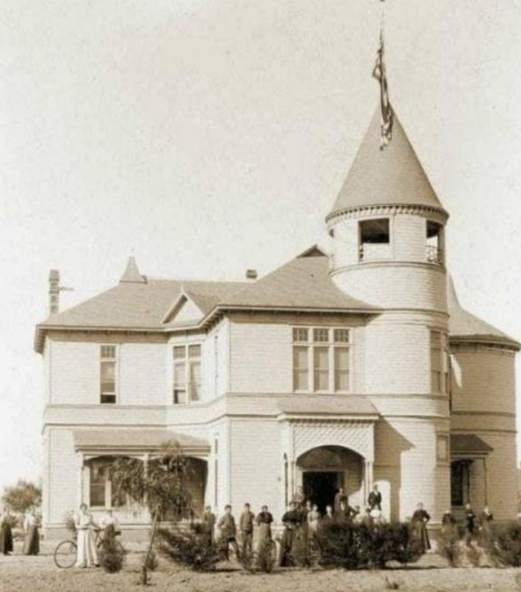 hemet_high's tweet photo. Did you know that Hemet High School opened it's doors in 1892 as Hemet Union High School and in 1965 the school was renamed to Hemet High School! #husdpremier #hemethigh #historyofhemethigh https://t.co/1HW7qY9QpB