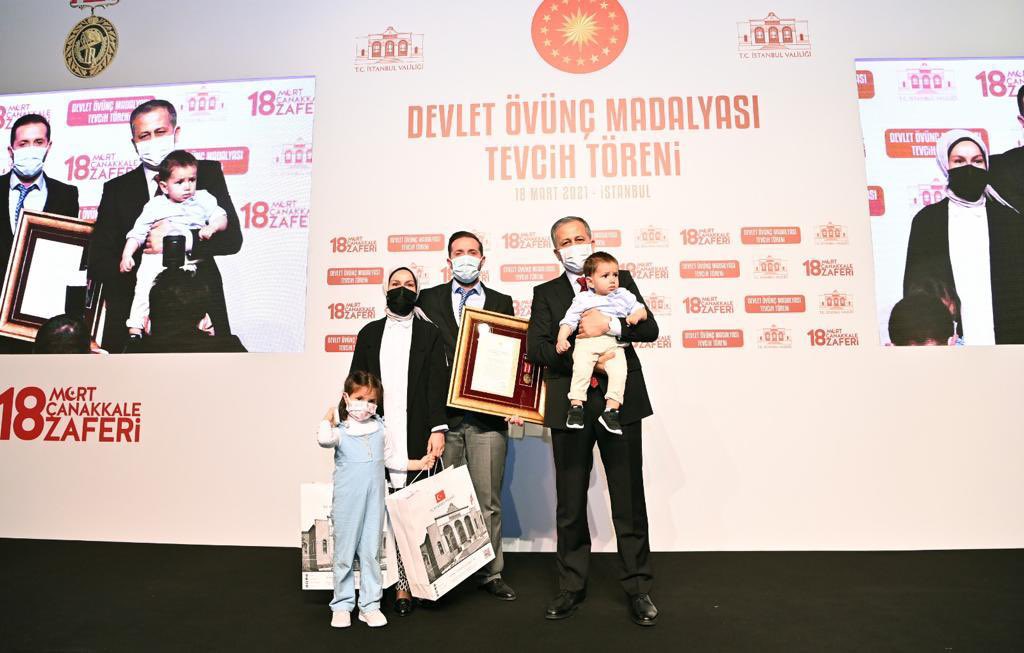 Vatanımız için canlarını feda eden kahraman #şehitlerimizin kıymetli ailelerine,

Gözlerini kırpmadan, ölümün üzerine yürüyen #gazilerimize;

Milletimizin şükran duygularının bir ifadesi olarak Devlet Övünç Madalyalarını takdim ettik.🇹🇷

Ayrıntılar: 🔎
👉🏻 bit.ly/38Vq0H5