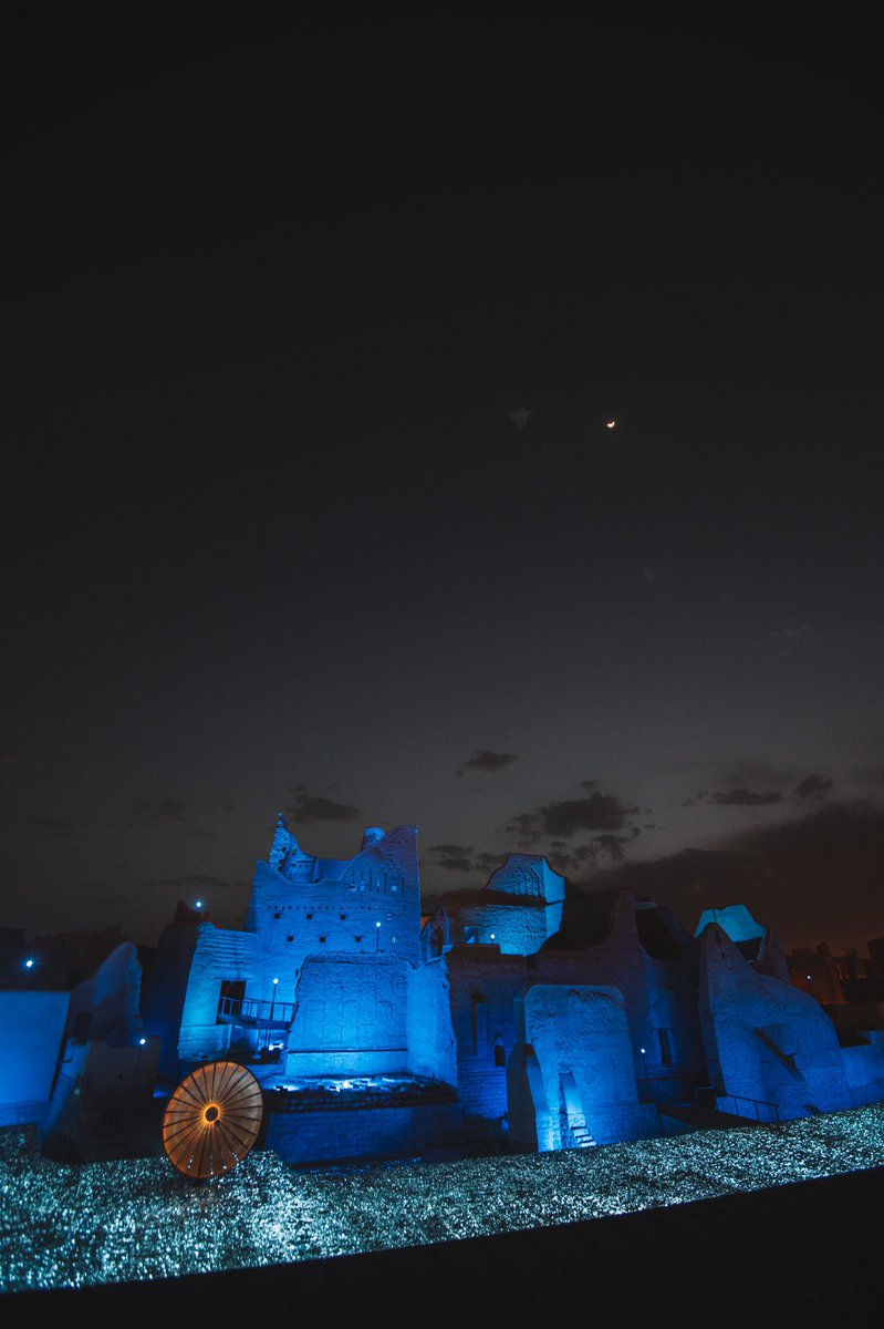 قصرُ سلوى يسطعُ بالنور..
ويتوهجُ بالضوء..

في القلب من حي الطريف التاريخي المسجل في قائمة اليونيسكو للتراث العالمي، ضمن فعاليات #نور_الرياض.