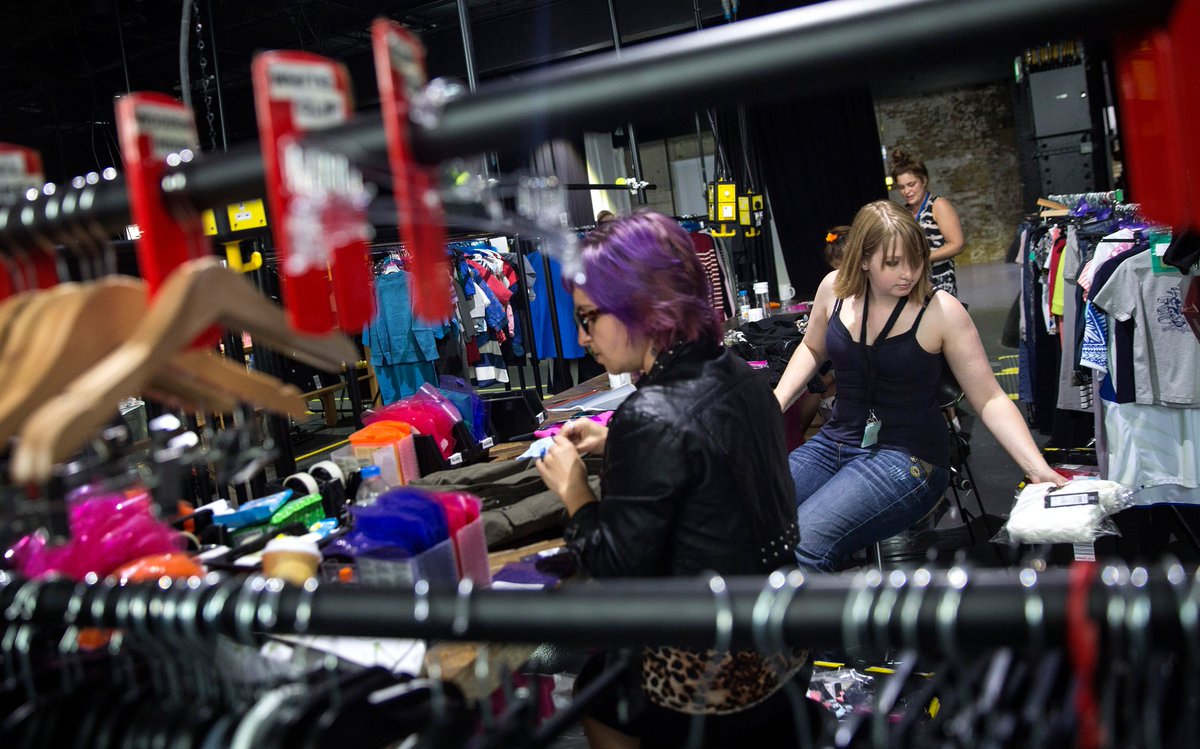 Amazon unseats Walmart to become the No. 1 apparel retailer in US cnbc.com/2021/03/17/ama… by <a href="/ANNIERPALMER/">Annie Palmer</a> of <a href="/CNBC/">CNBC</a>