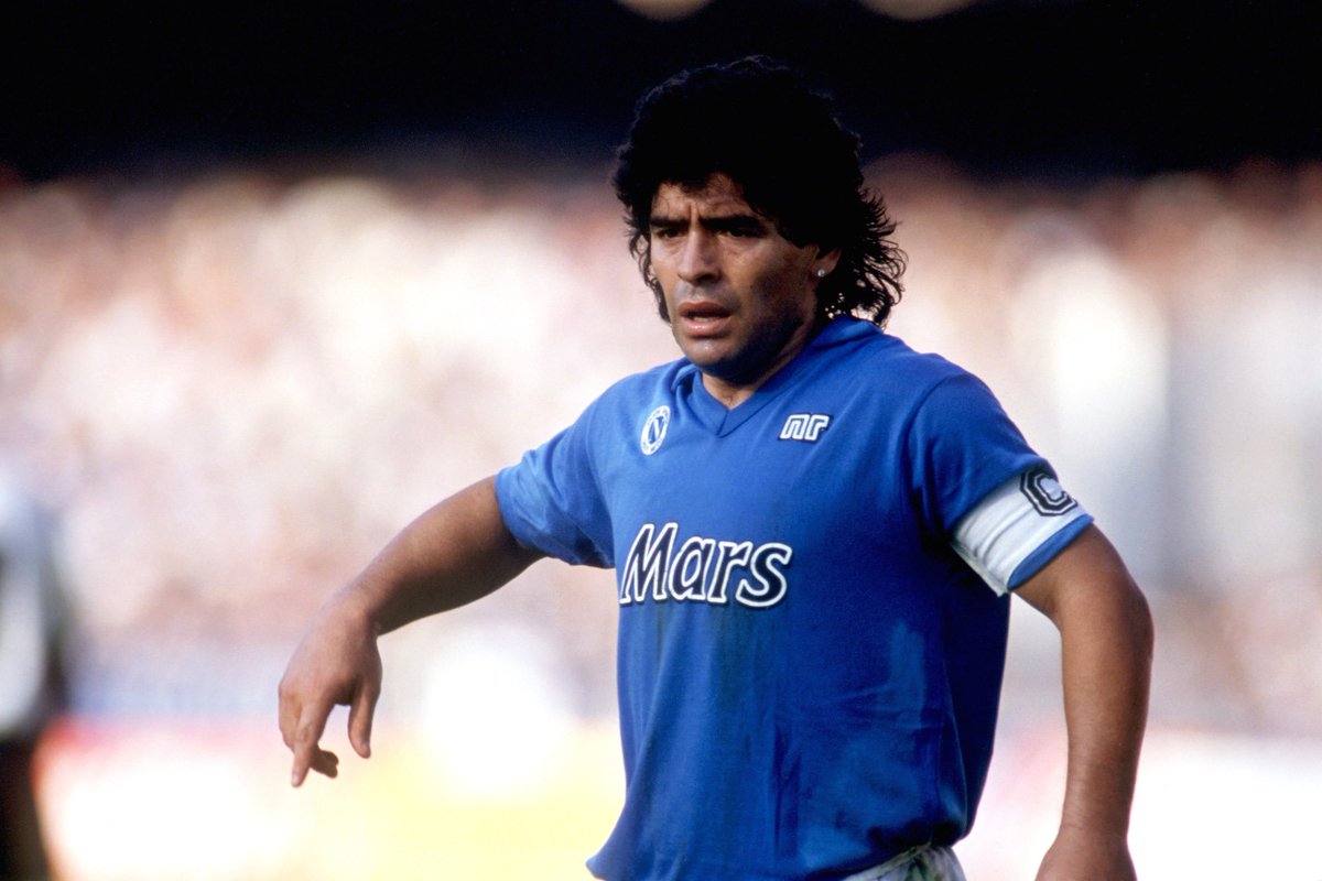 VOLG, RETWEET &amp; WIN!

Ter ere van ‘Op zoek naar Maradona’ mogen we wéér een officiële NR-reproductie weggeven van een oogverblindend Diego-shirt.

✅ Retweet en like dit bericht

✅ Volg <a href="/SANTOS_Magazine/">SANTOS Football Planet</a>

(Dit shirt uit ‘89/90 is een L, maar kan ook prima als M.)