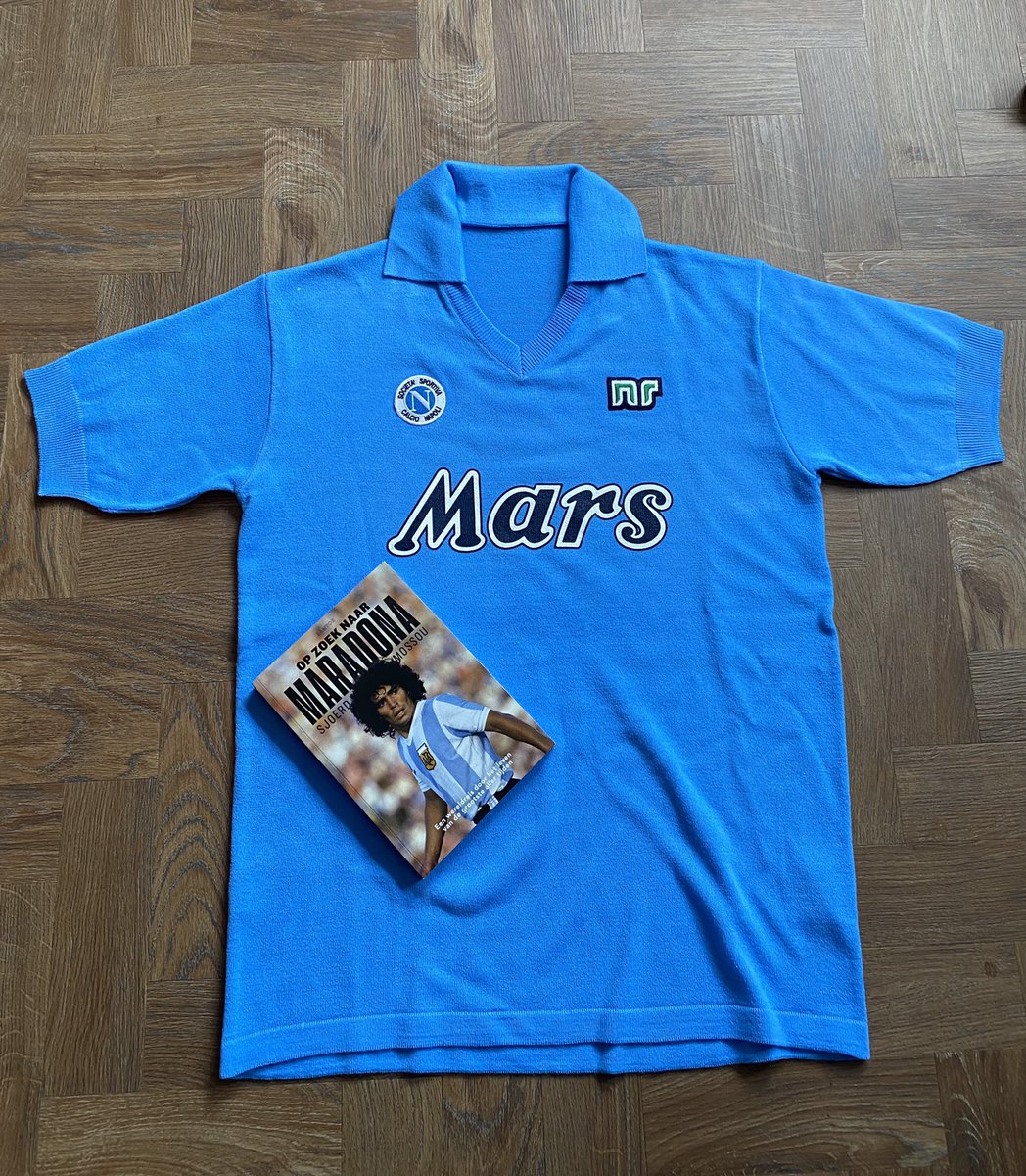 SANTOS_Magazine's tweet image. VOLG, RETWEET &amp;amp; WIN!

Ter ere van ‘Op zoek naar Maradona’ mogen we wéér een officiële NR-reproductie weggeven van een oogverblindend Diego-shirt.

✅ Retweet en like dit bericht

✅ Volg @SANTOS_Magazine

(Dit shirt uit ‘89/90 is een L, maar kan ook prima als M.)