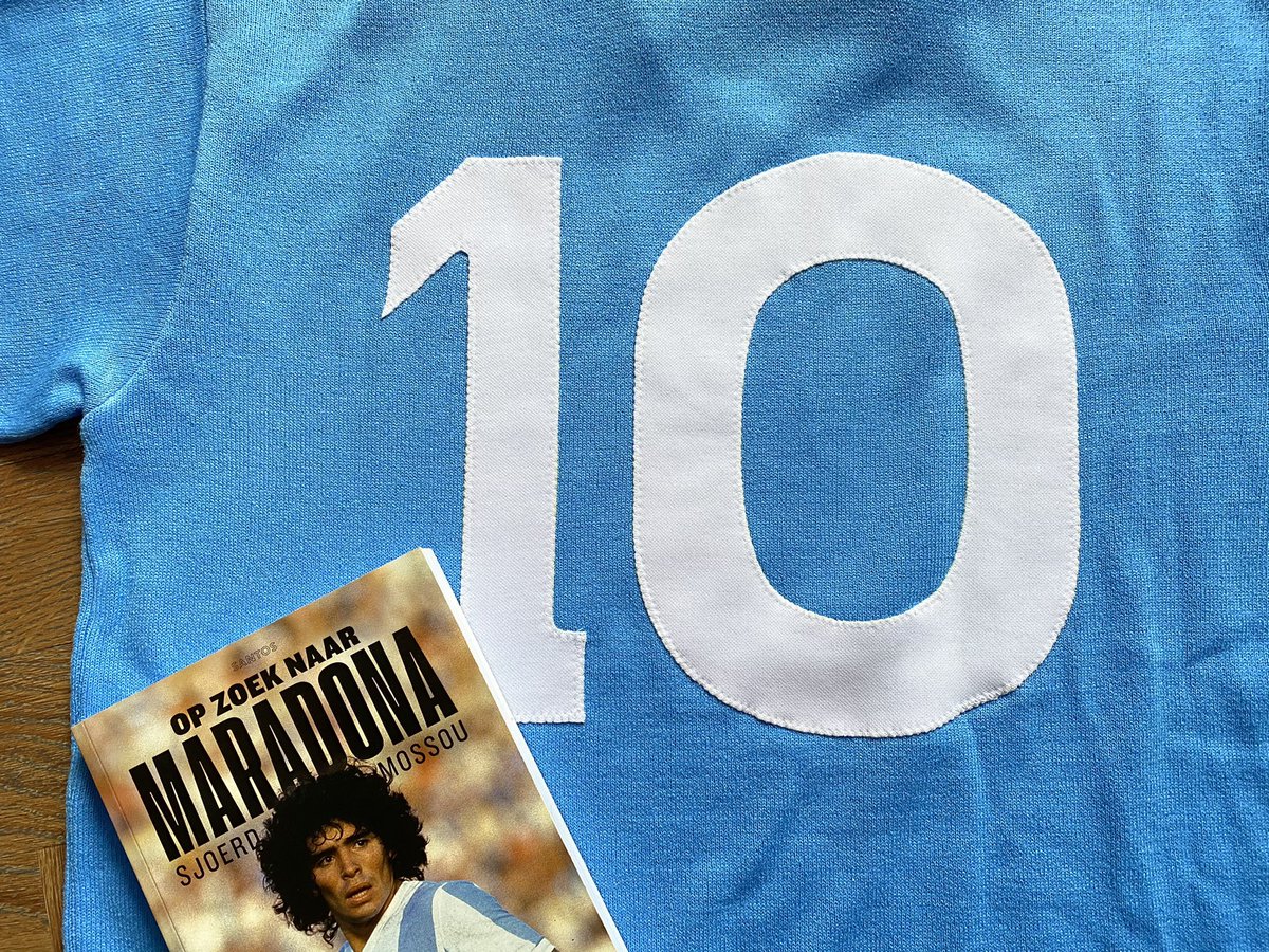 SANTOS_Magazine's tweet image. VOLG, RETWEET &amp;amp; WIN!

Ter ere van ‘Op zoek naar Maradona’ mogen we wéér een officiële NR-reproductie weggeven van een oogverblindend Diego-shirt.

✅ Retweet en like dit bericht

✅ Volg @SANTOS_Magazine

(Dit shirt uit ‘89/90 is een L, maar kan ook prima als M.)