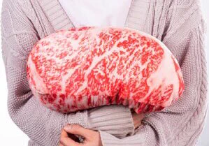 『松坂まるよし』から松坂牛霜降りサーロインがクッションに！リアルすぎる作りがすごい！！