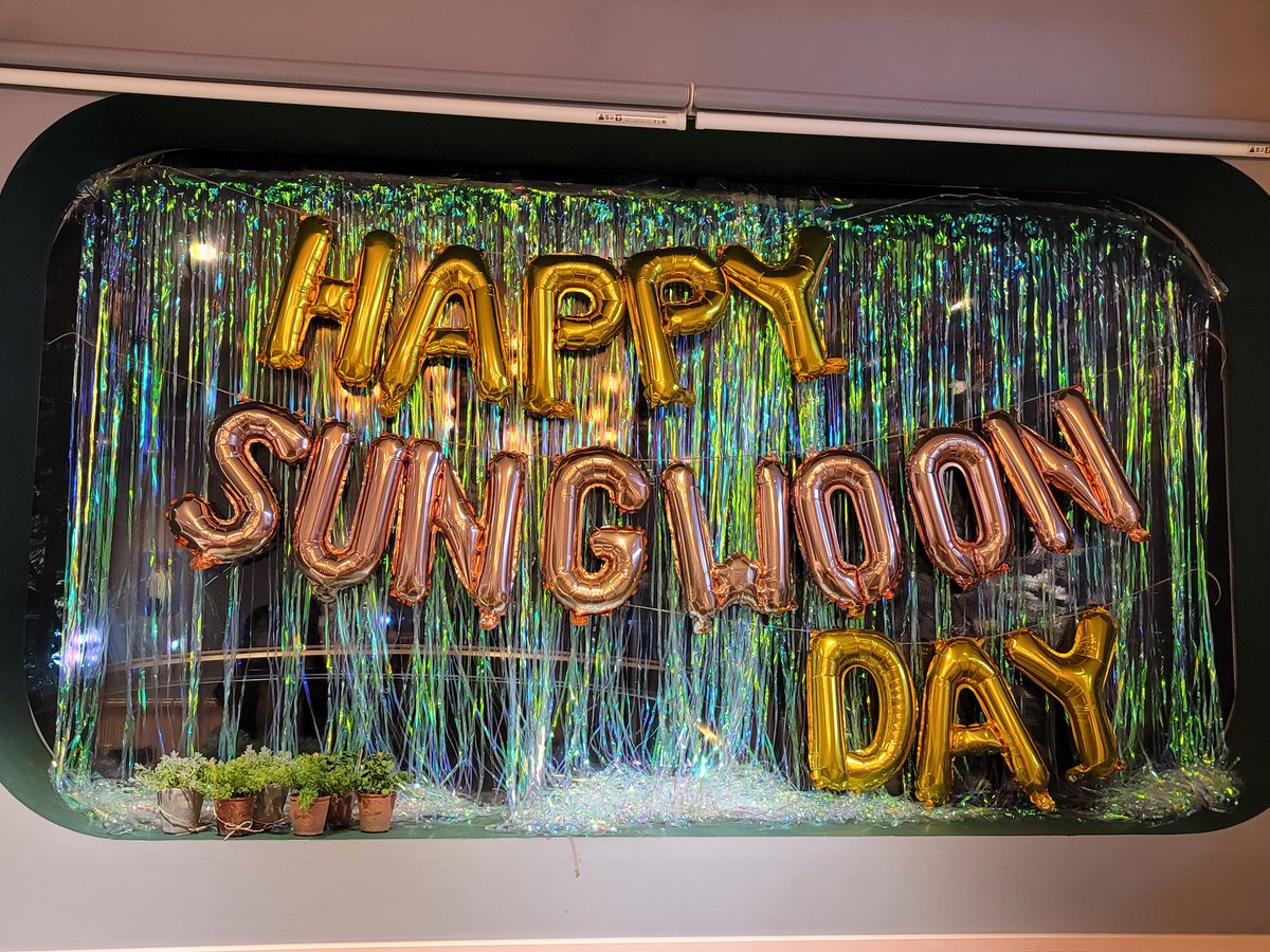 드디어!! 내일부터 카페 이벤트가 시작됩니다💜
방문시에 음료 주문과 함께 컵홀더를 요청해주시면 제공해드립니다💙
많은 관심과 방문 부탁드립니다💛 

🎈컵홀더와 모든 특전은 소진 시 조기 종료 될 수 있습니다.
#으랏차차_도토리_하성운탄생 #하성운 #도토리셍일카페 #생일카페